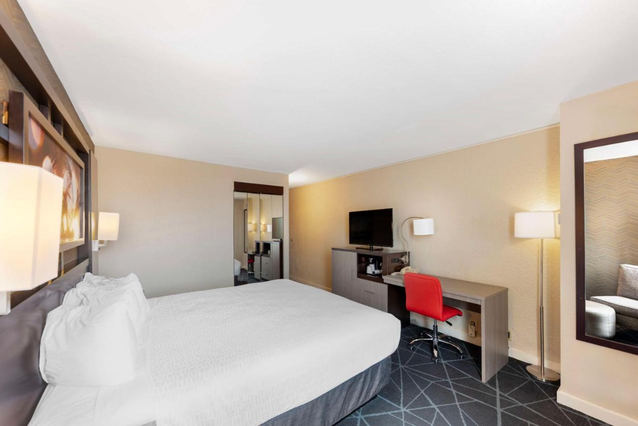 Queen Room with Roll-In Shower - Disability Access at Best Western Plus Austin Central