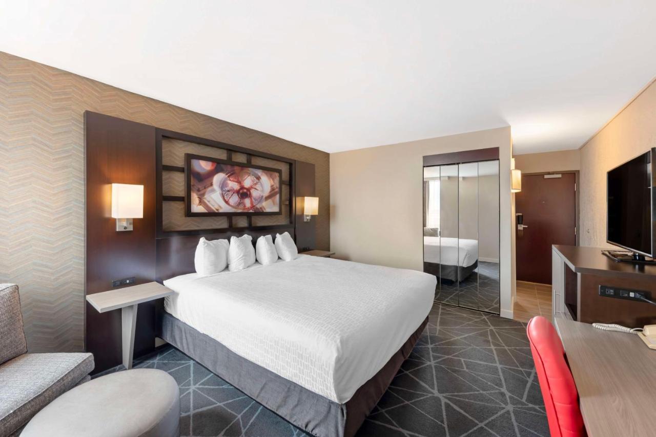 Queen Room with Roll-In Shower - Disability Access at Best Western Plus Austin Central