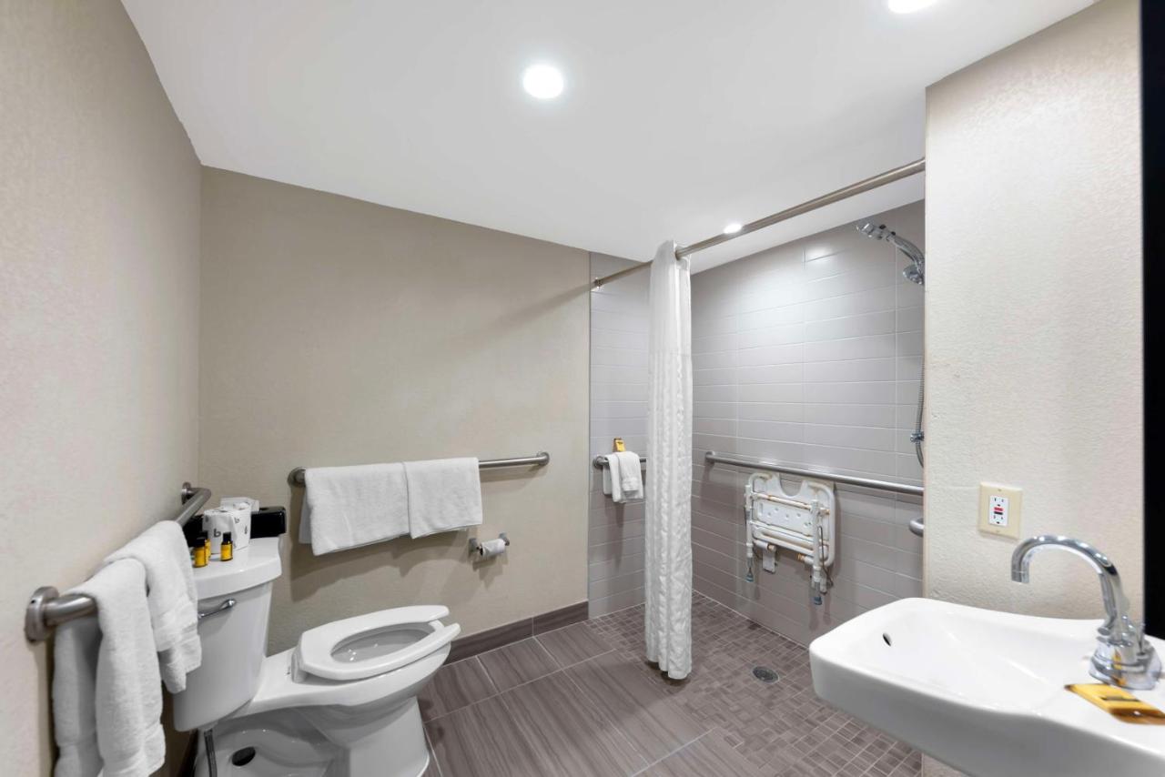 Queen Room with Roll-In Shower - Disability Access at Best Western Plus Austin Central