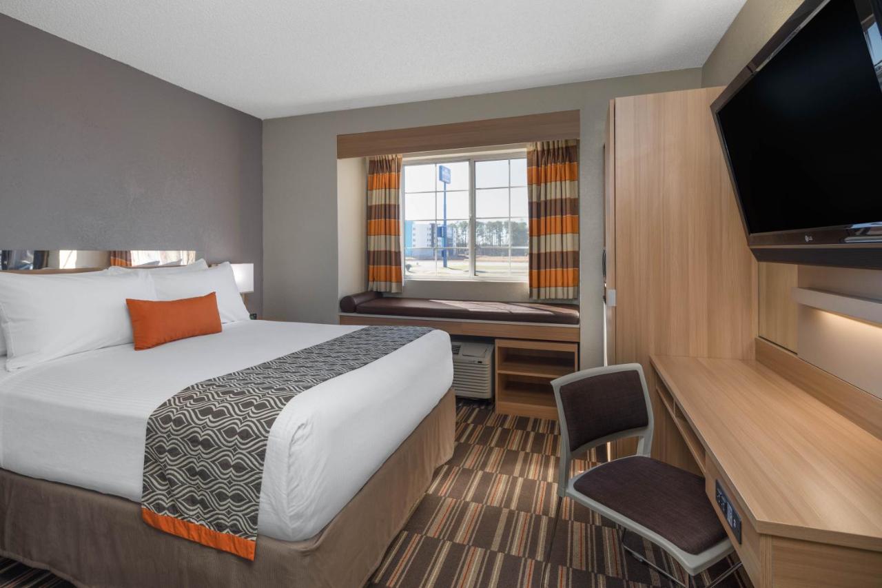 Queen Room - Non-Smoking at Microtel Inn & Suites by Wyndham Florence