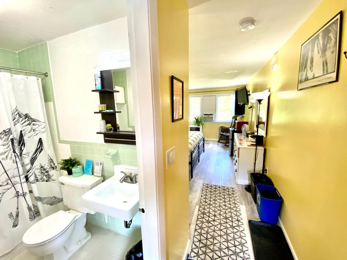 | Snowdon Chalet Motel