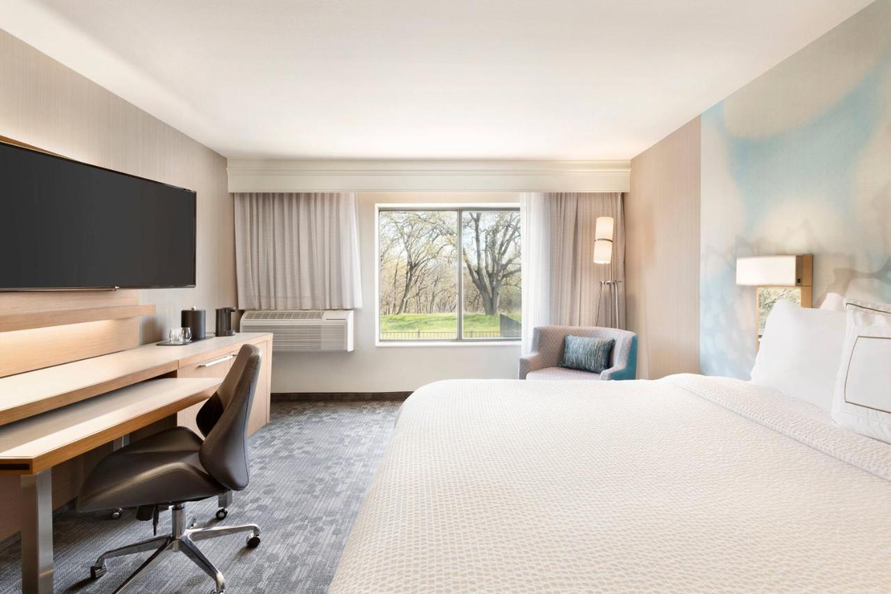 King Room with Sofa Bed at Courtyard by Marriott Roseville