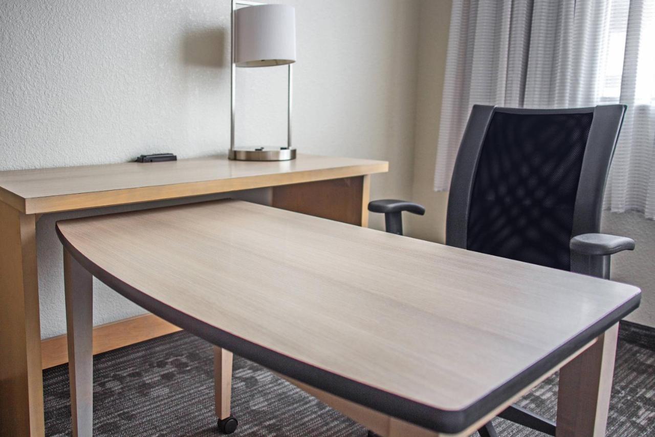 One-Bedroom King Suite at Courtyard by Marriott Columbus Downtown