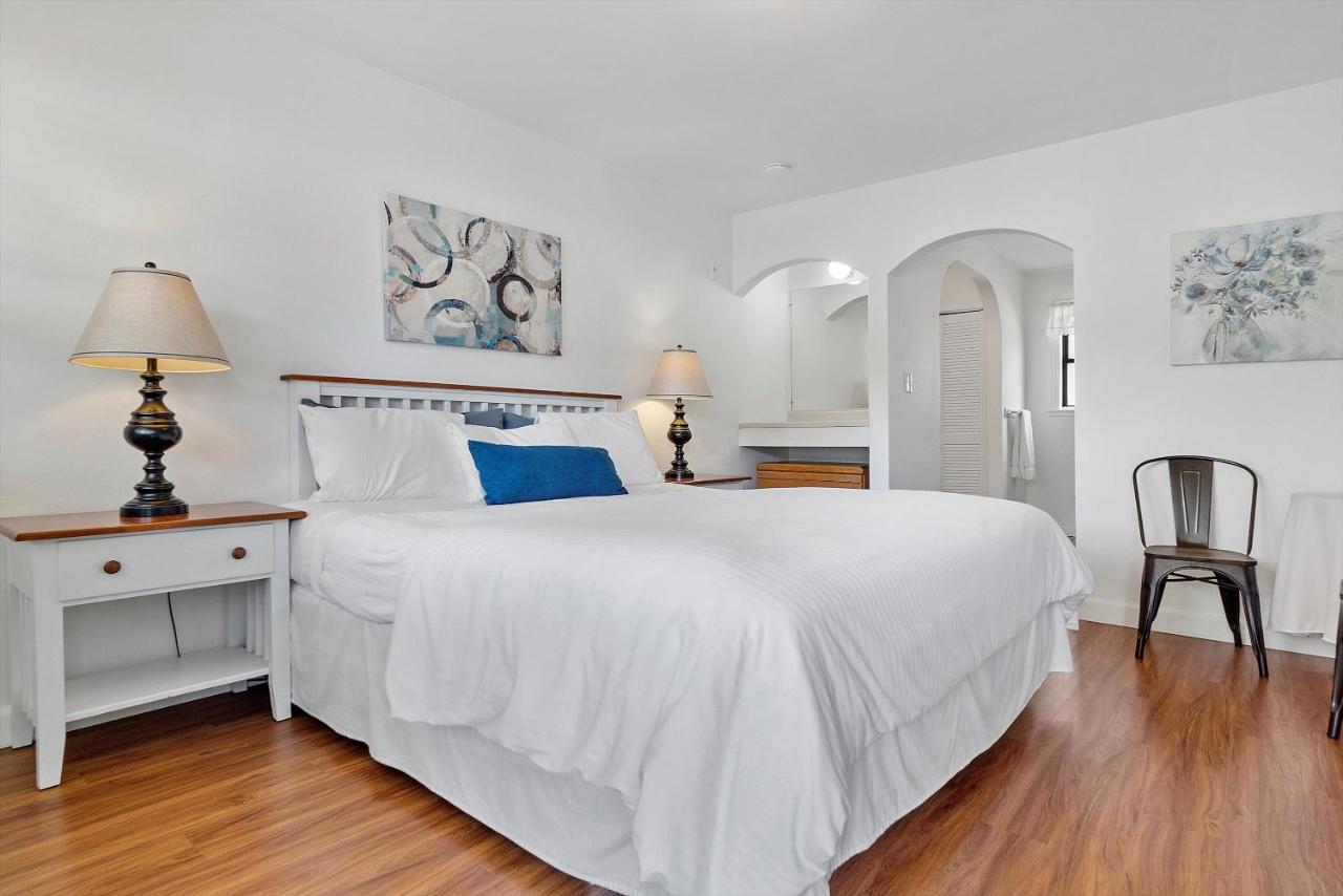 | Carlin's Cottage Court