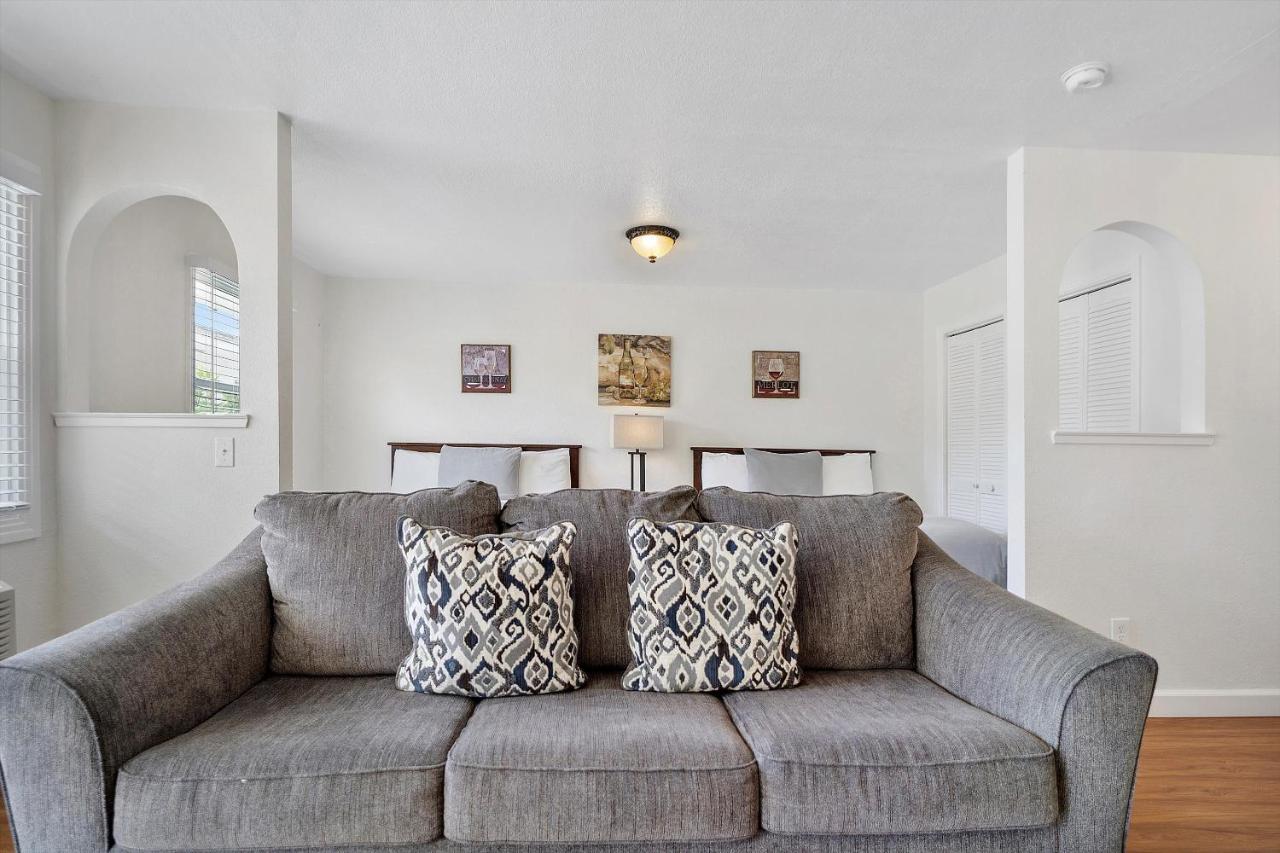 | Carlin's Cottage Court