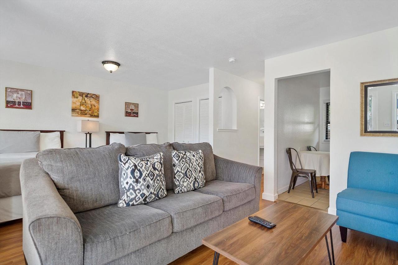 | Carlin's Cottage Court
