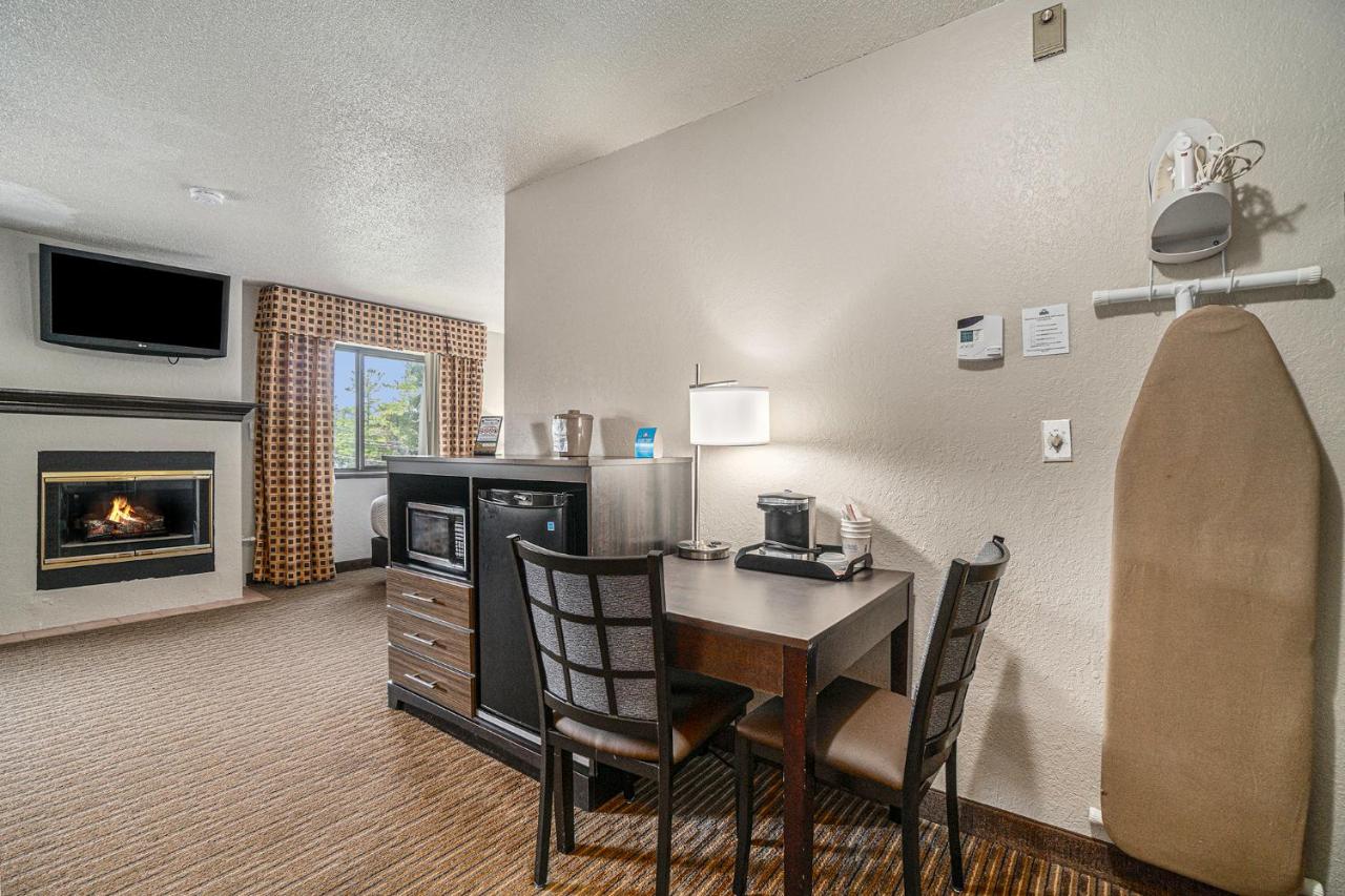 Deluxe King Suite - Non-Smoking at Days Inn & Suites by Wyndham Traverse City