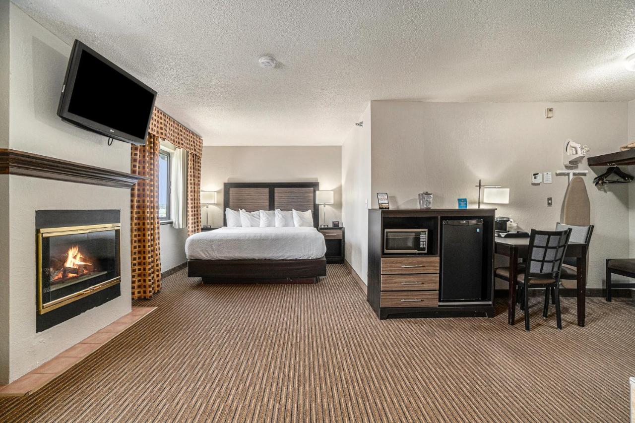 Deluxe King Suite - Non-Smoking at Days Inn & Suites by Wyndham Traverse City