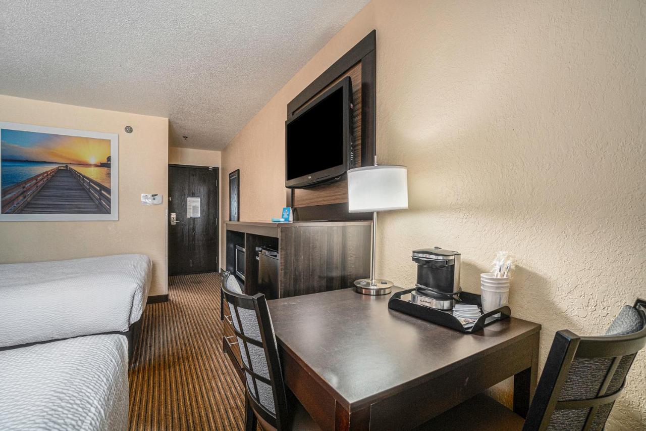 Queen Room with Two Queen Beds - Non-Smoking at Days Inn & Suites by Wyndham Traverse City