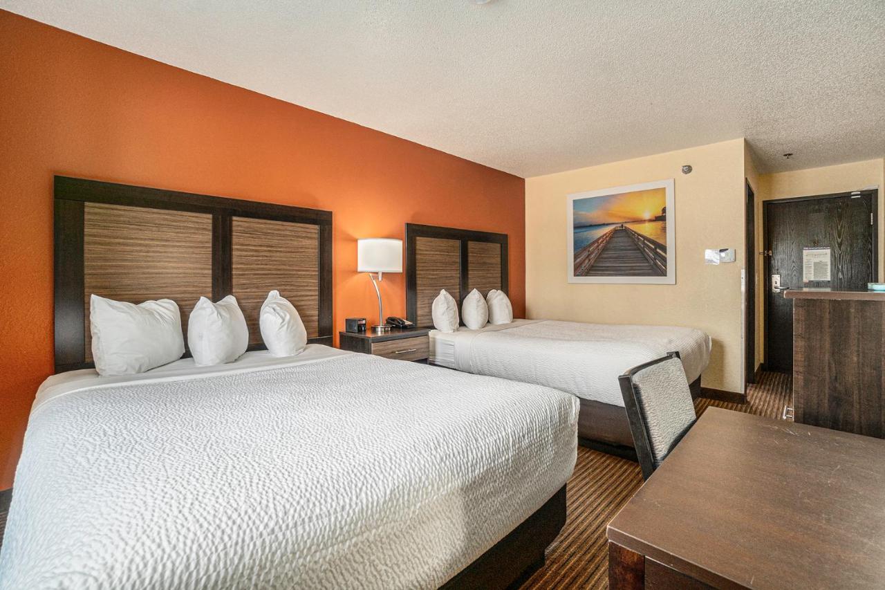 Queen Room with Two Queen Beds - Non-Smoking at Days Inn & Suites by Wyndham Traverse City