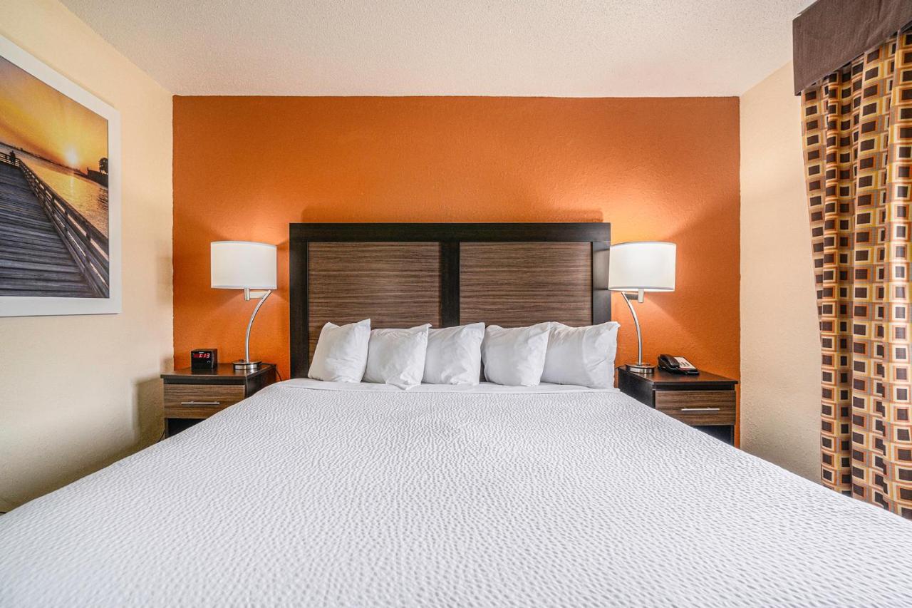 King Room - Non-Smoking at Days Inn & Suites by Wyndham Traverse City