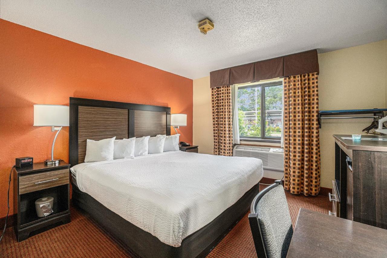 King Room - Non-Smoking at Days Inn & Suites by Wyndham Traverse City