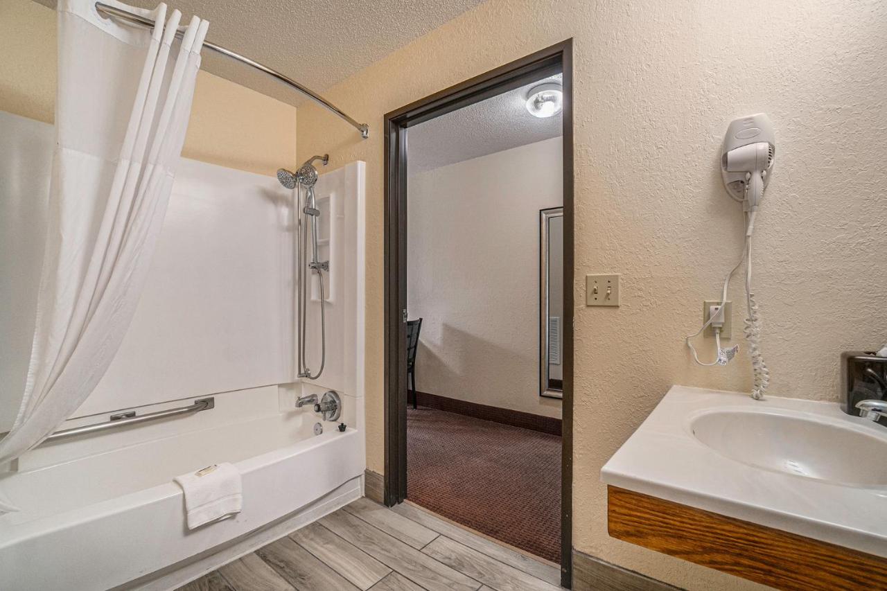 King Room - Disability Access/Non-Smoking at Days Inn & Suites by Wyndham Traverse City