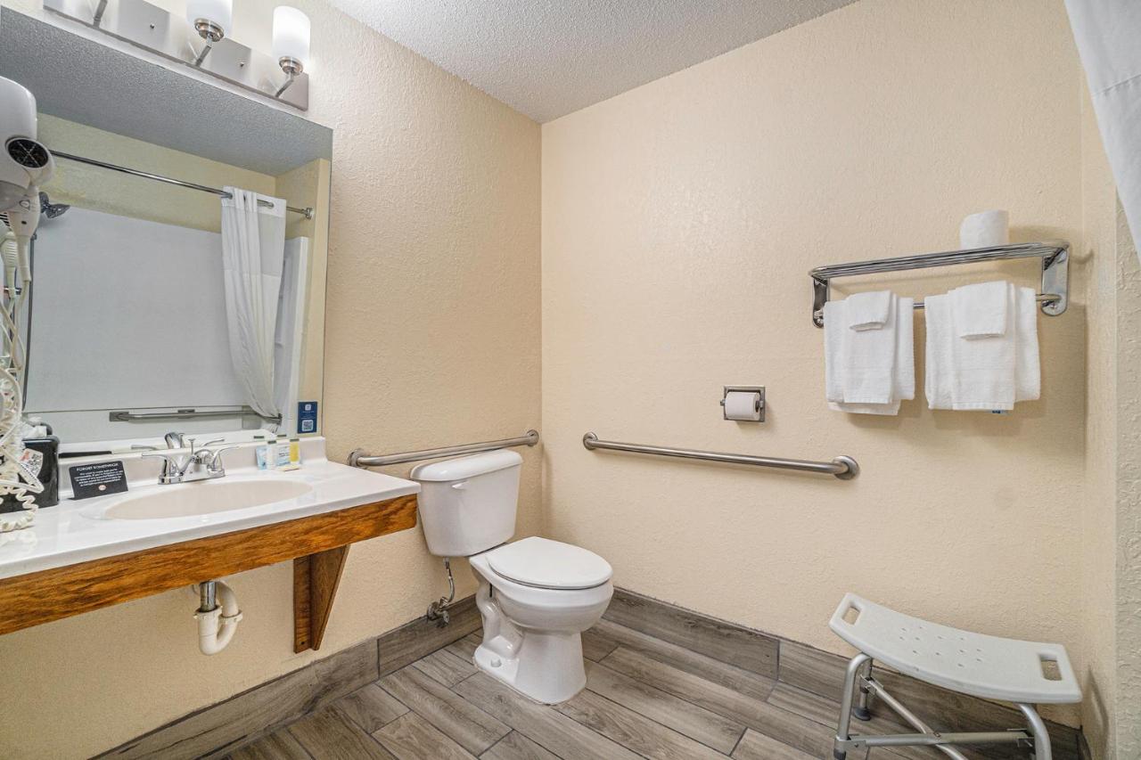 King Room - Disability Access/Non-Smoking at Days Inn & Suites by Wyndham Traverse City