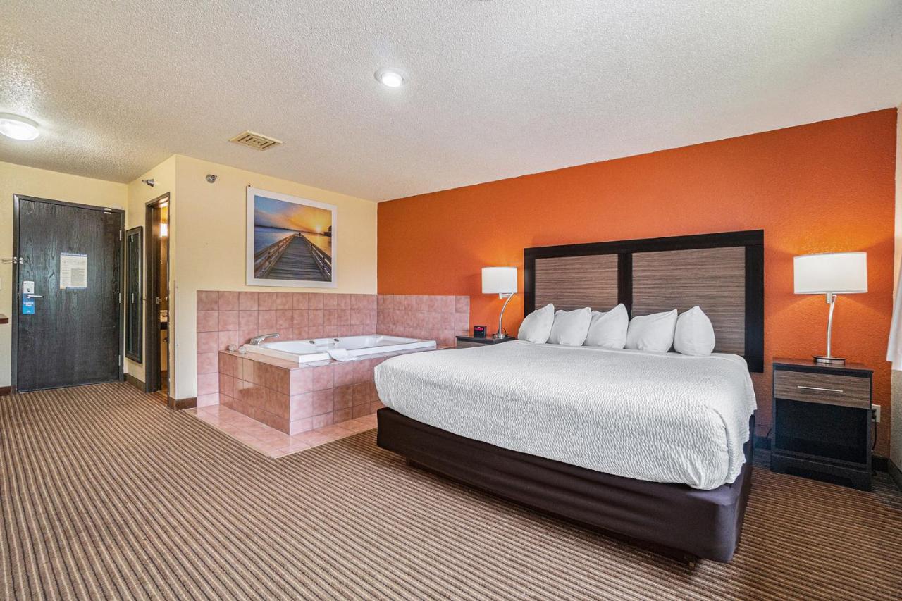 King Suite - Non-Smoking at Days Inn & Suites by Wyndham Traverse City