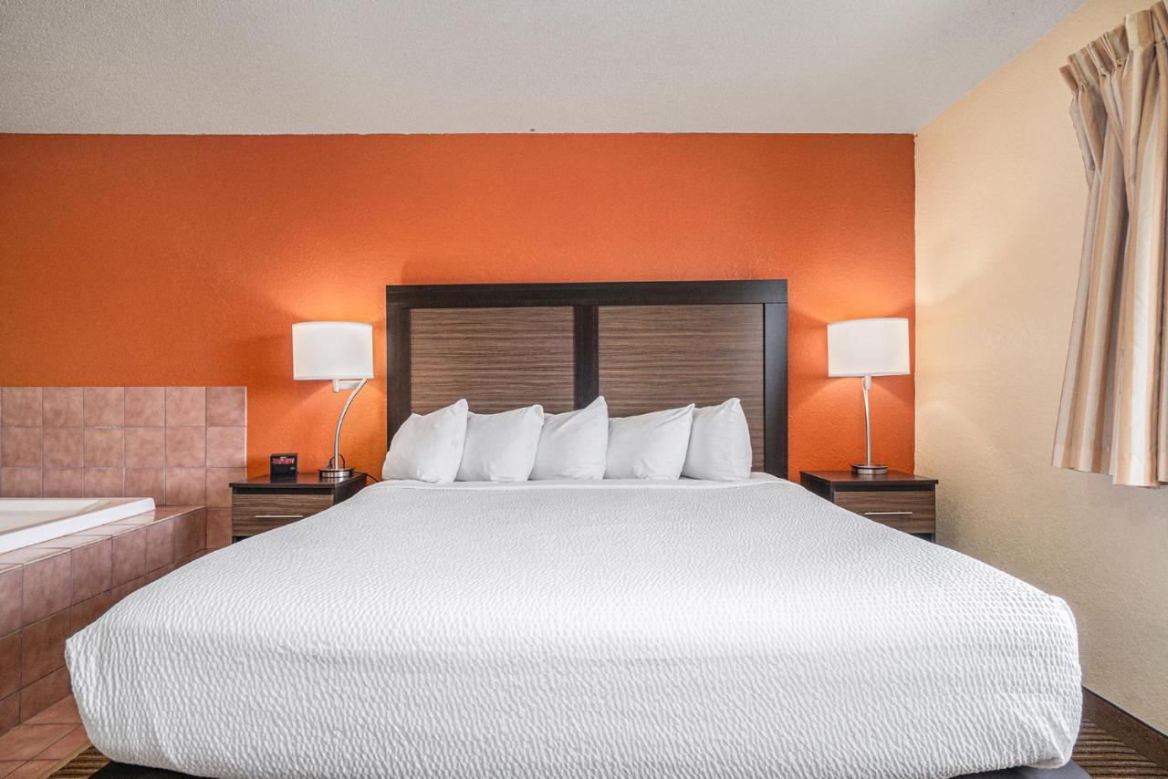 King Suite - Non-Smoking at Days Inn & Suites by Wyndham Traverse City