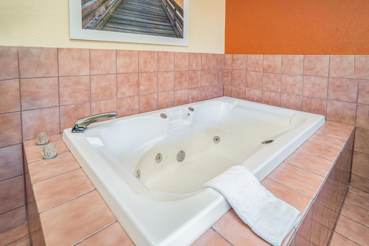 King Suite - Non-Smoking at Days Inn & Suites by Wyndham Traverse City