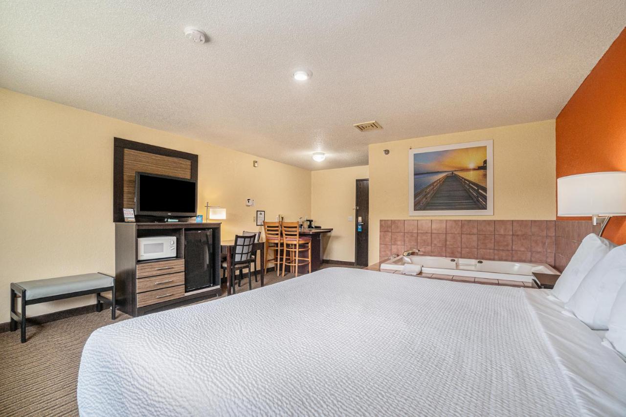 King Suite - Non-Smoking at Days Inn & Suites by Wyndham Traverse City