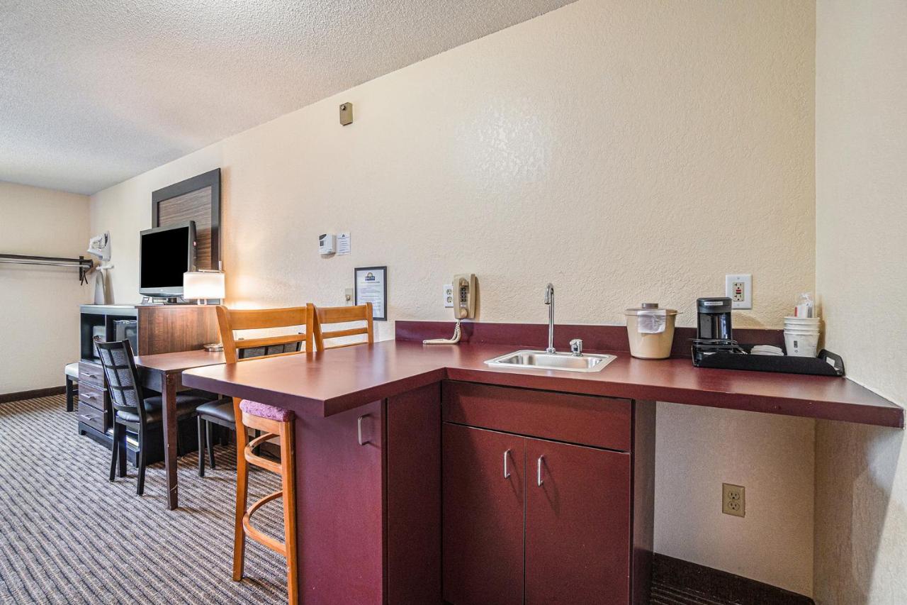 King Suite - Non-Smoking at Days Inn & Suites by Wyndham Traverse City