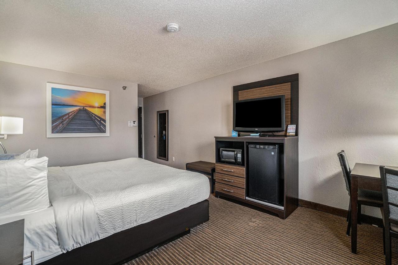 King Room - Disability Access/Non-Smoking at Days Inn & Suites by Wyndham Traverse City