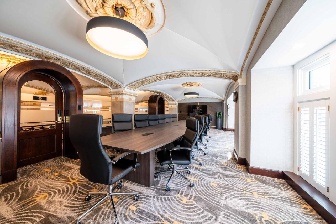 | Sandman Signature Fort Worth Downtown Hotel