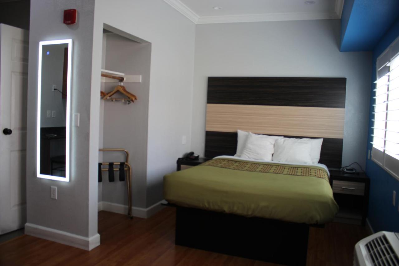Queen Suite - Non-Smoking at Rodeway Inn & Suites