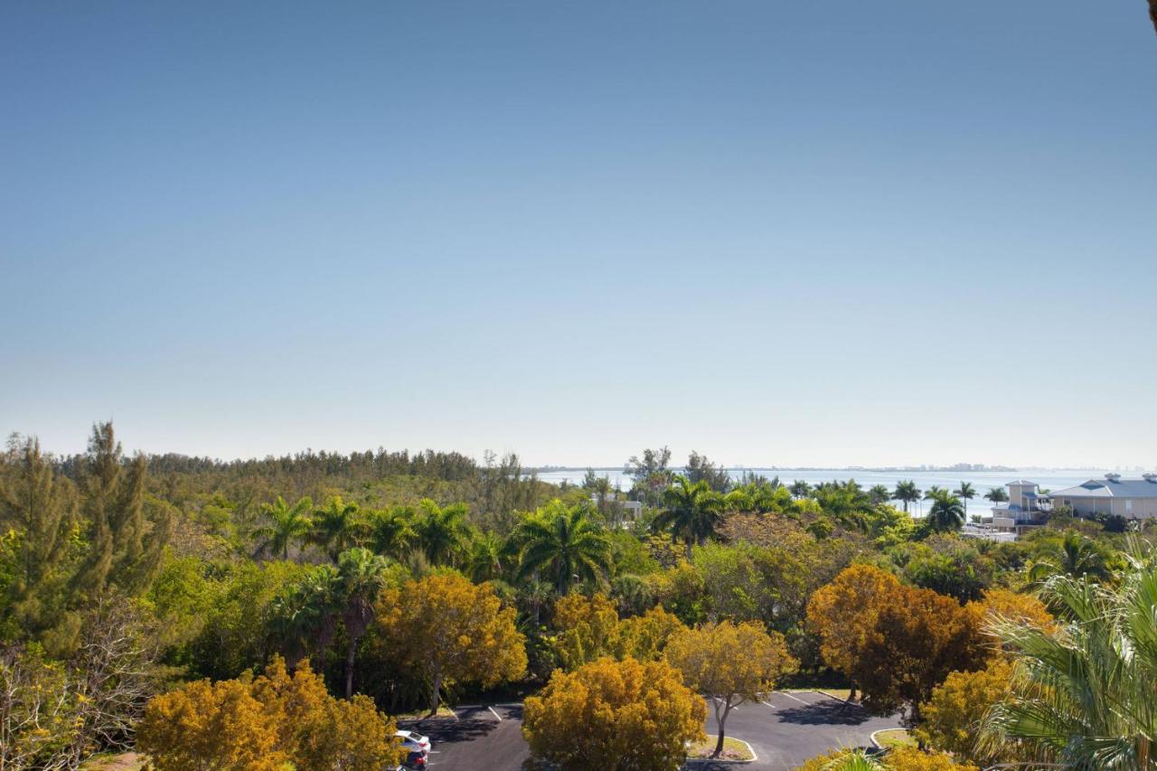 Guest Room Two Queen with Resort View, Captiva Tower, Balcony at Marriott Sanibel Harbour Resort & Spa