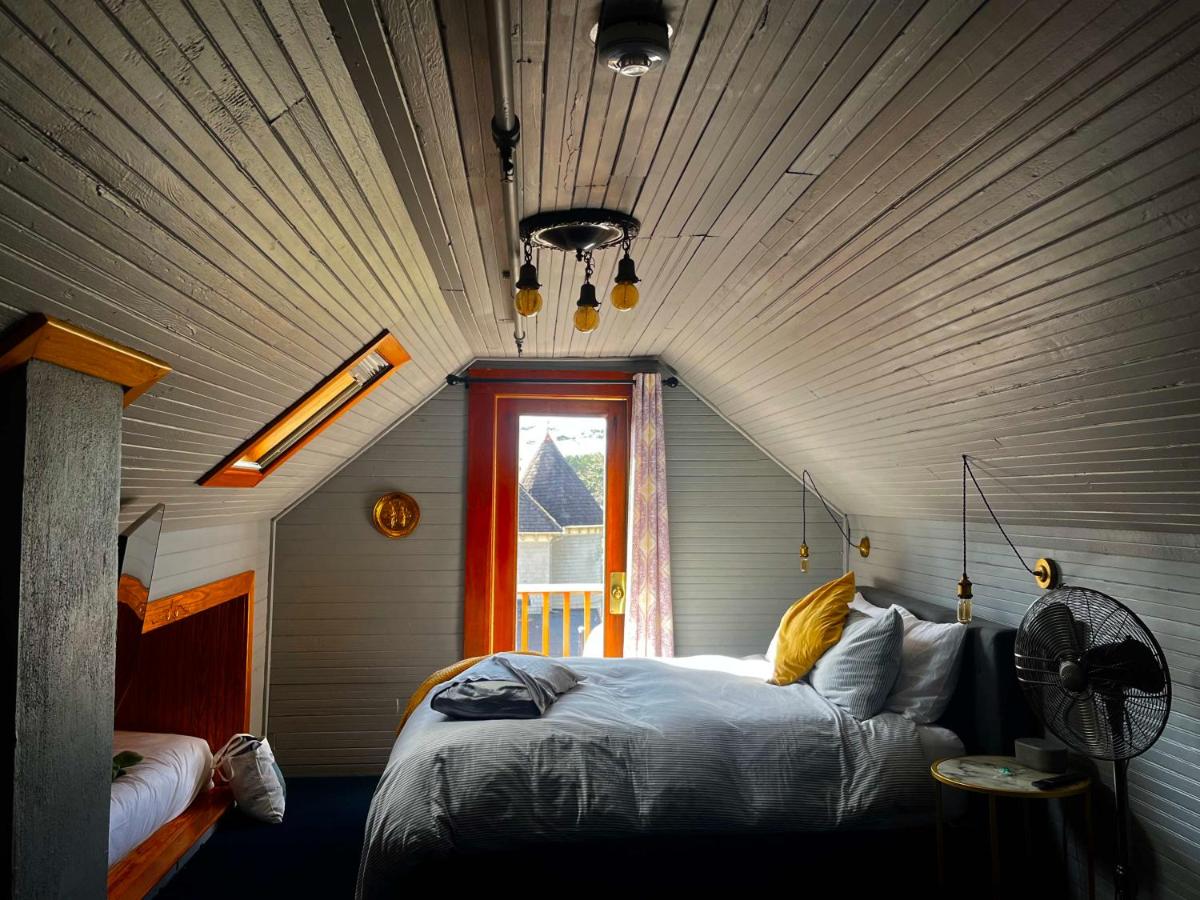 | Shelburne Hotel