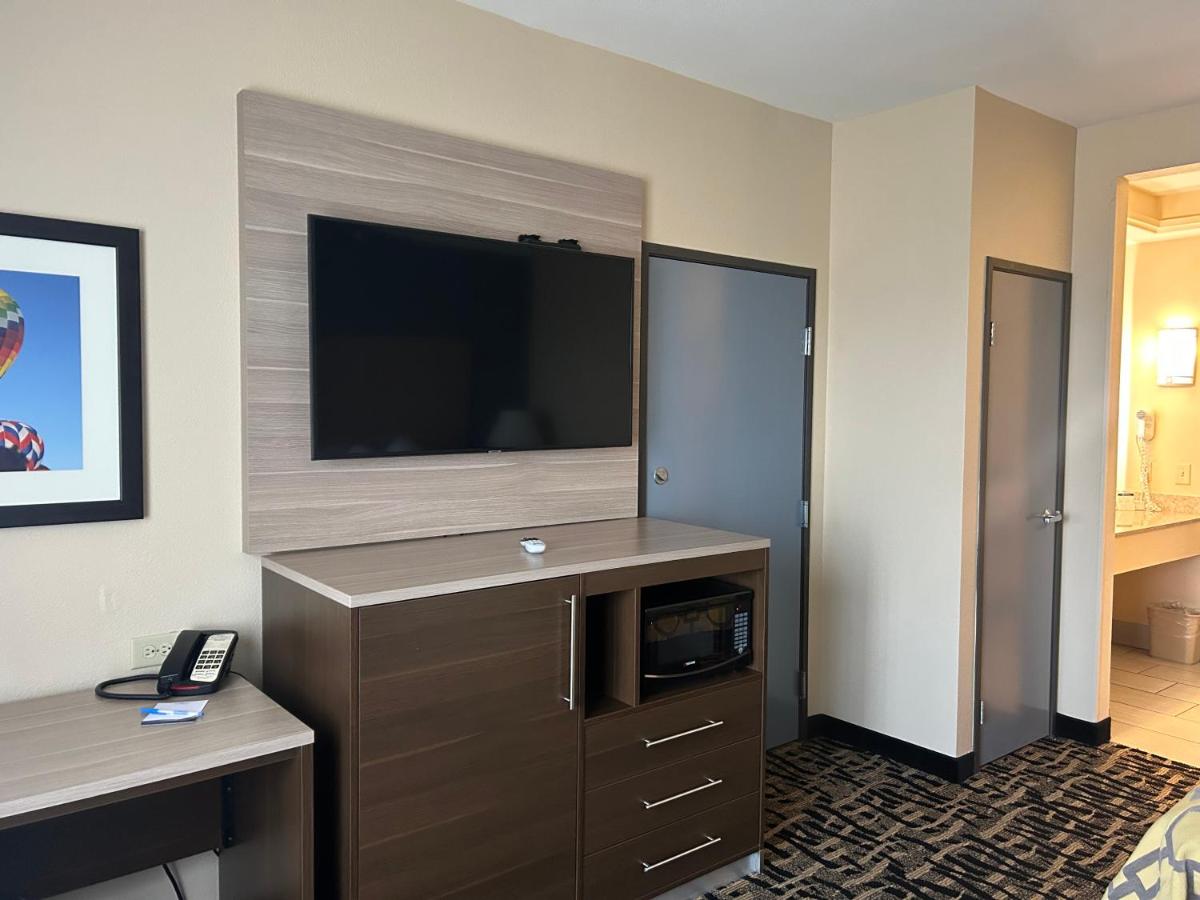 | Baymont by Wyndham Ft. Leonard/Saint Robert