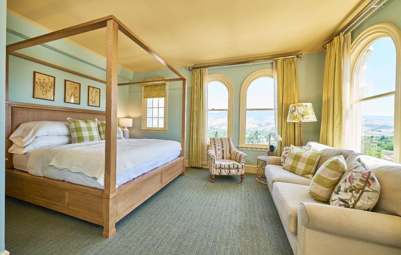 Deluxe King Room at Ashland Springs Hotel