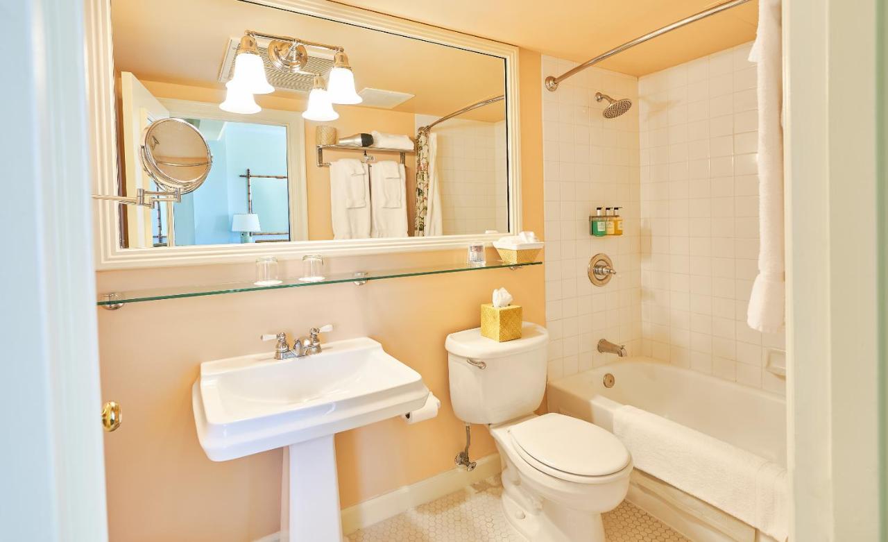 Deluxe Queen Room at Ashland Springs Hotel