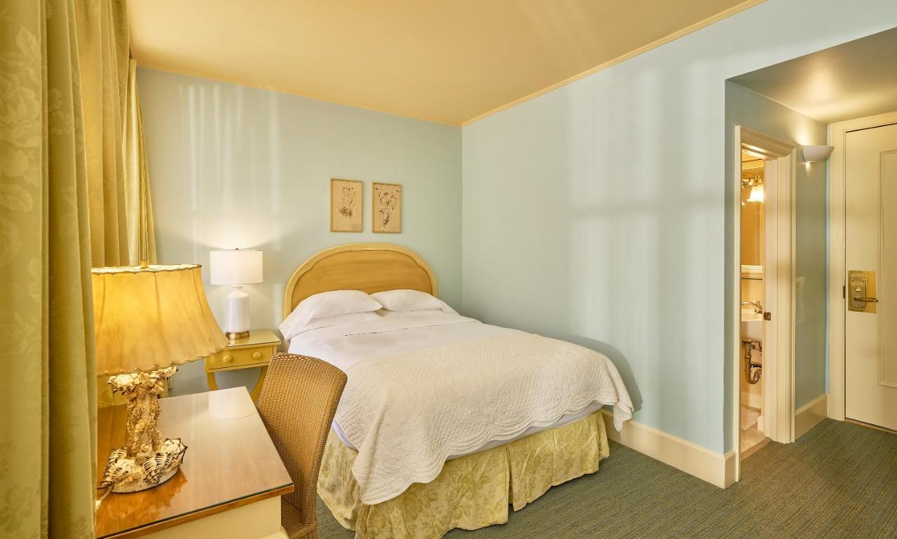 Queen Room at Ashland Springs Hotel