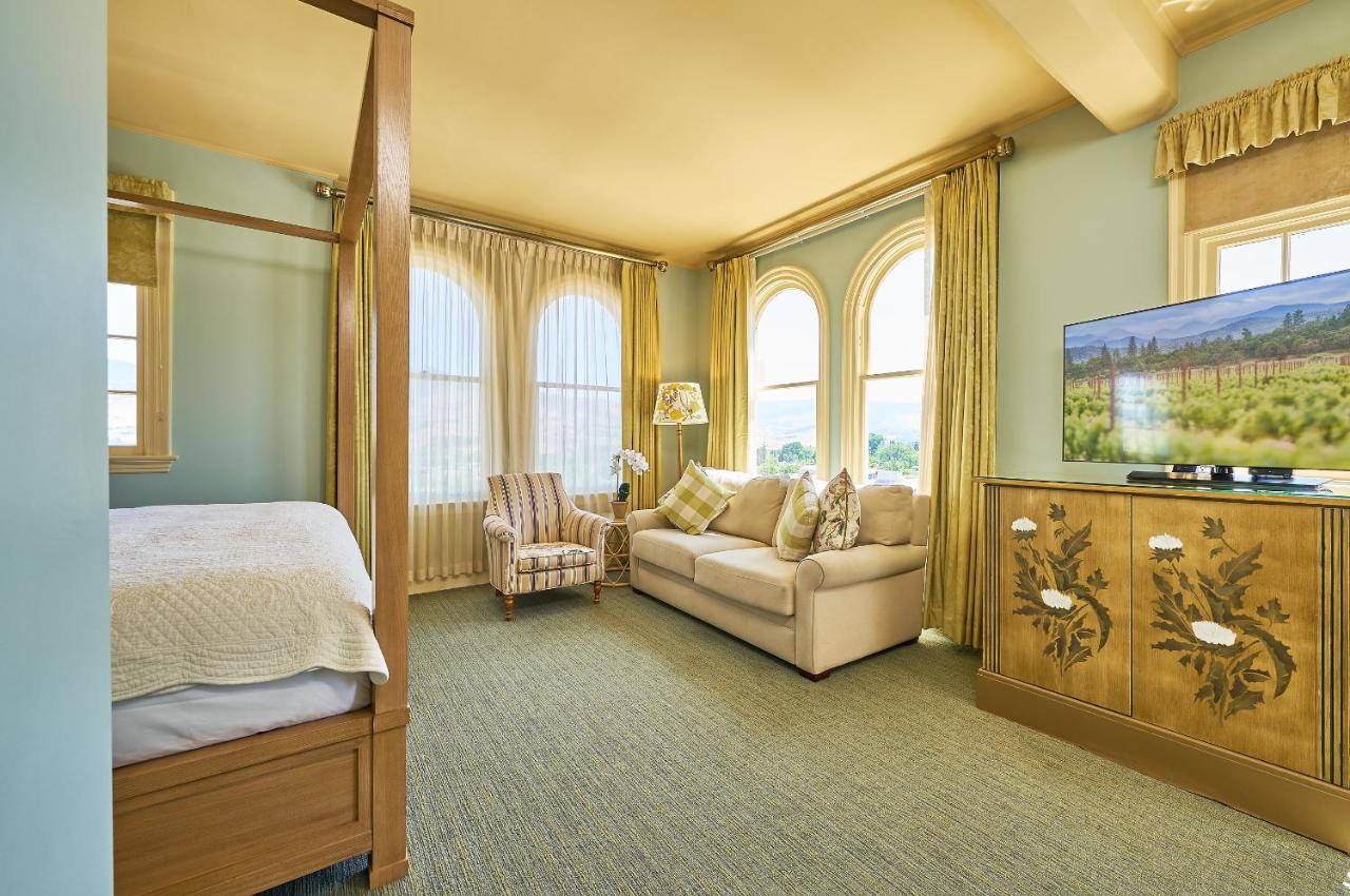 Deluxe King Room at Ashland Springs Hotel