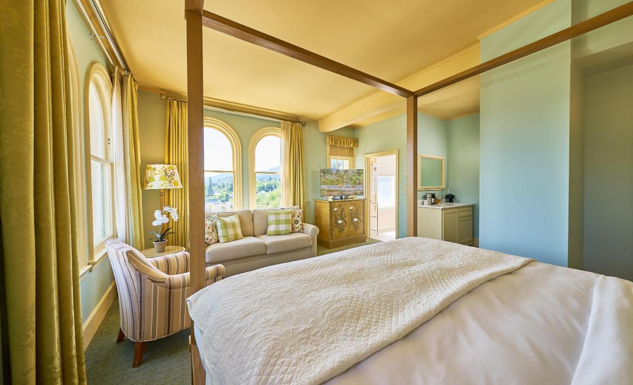Deluxe King Room at Ashland Springs Hotel
