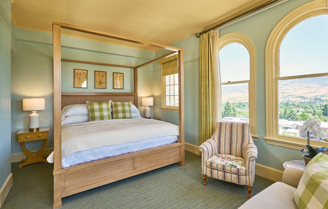 Deluxe King Room at Ashland Springs Hotel