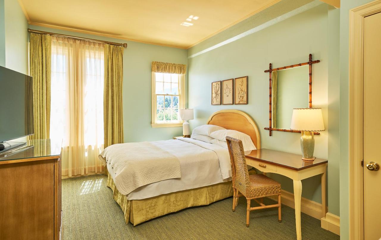 Deluxe Queen Room at Ashland Springs Hotel