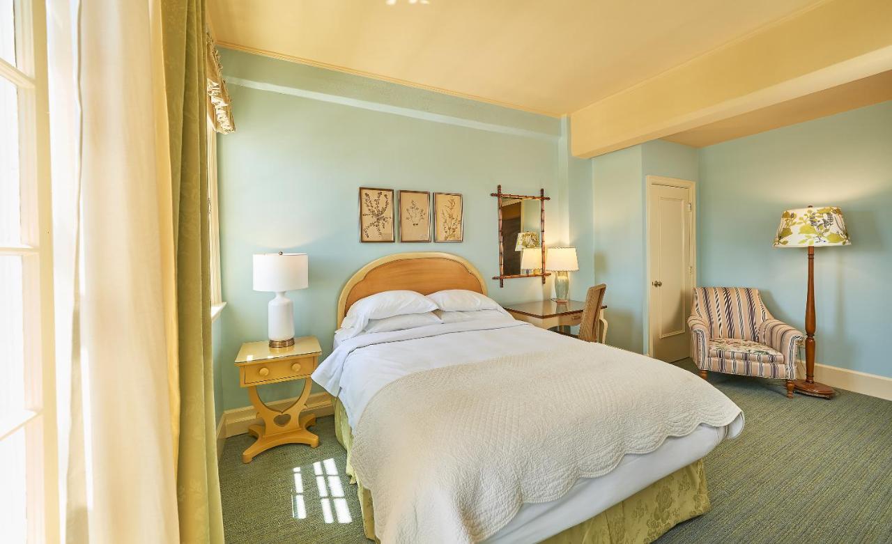 Deluxe Queen Room at Ashland Springs Hotel