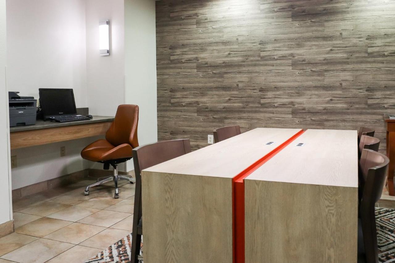 | Candlewood Suites Richmond Airport, an IHG Hotel