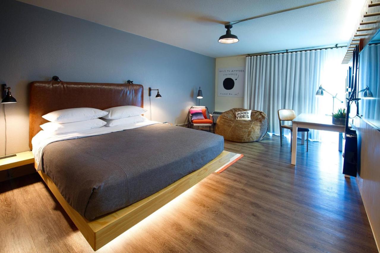 King Room at MOXY Phoenix Tempe/ASU Area