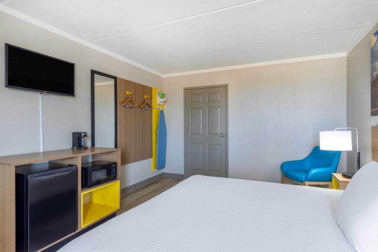  | Days Inn & Suites by Wyndham Fort Bragg/Cross Creek Mall