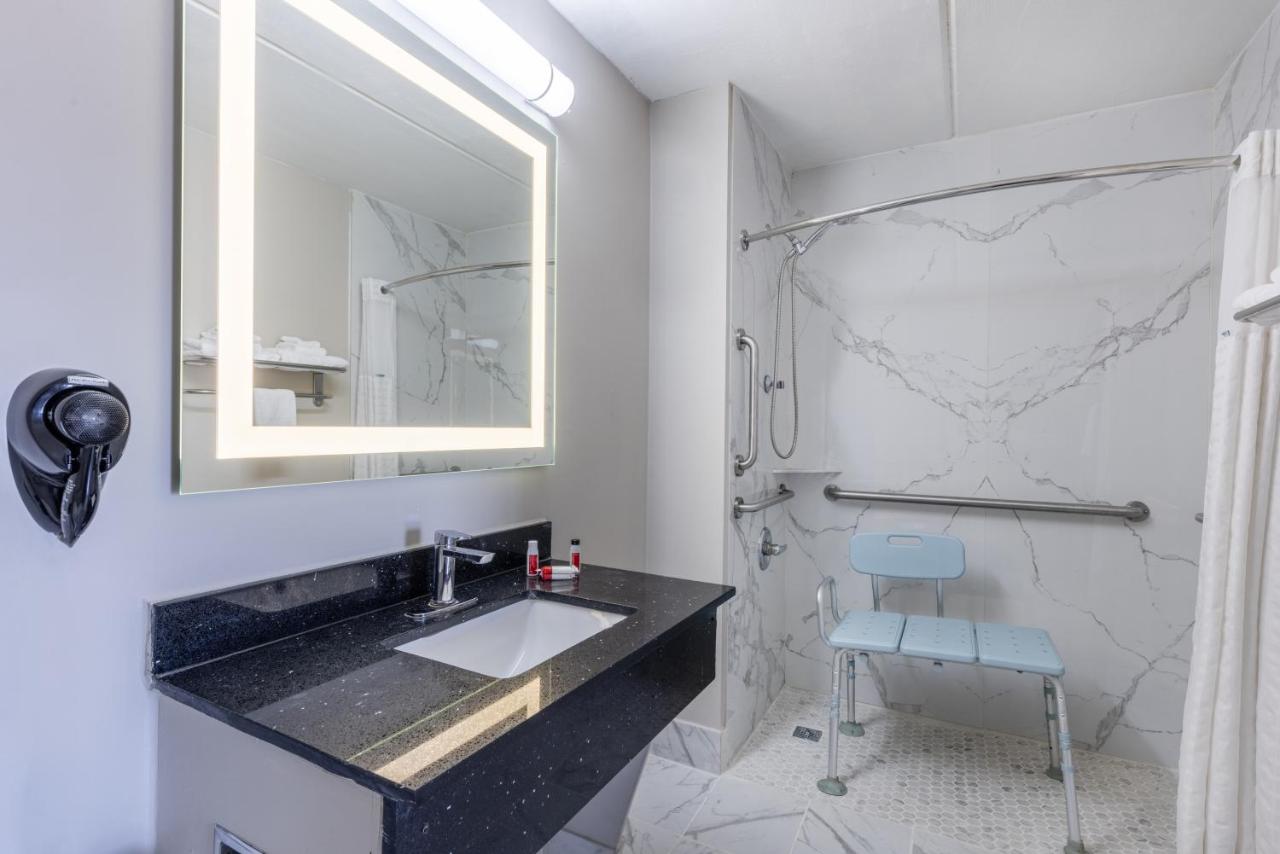  | Days Inn & Suites by Wyndham Fort Bragg/Cross Creek Mall