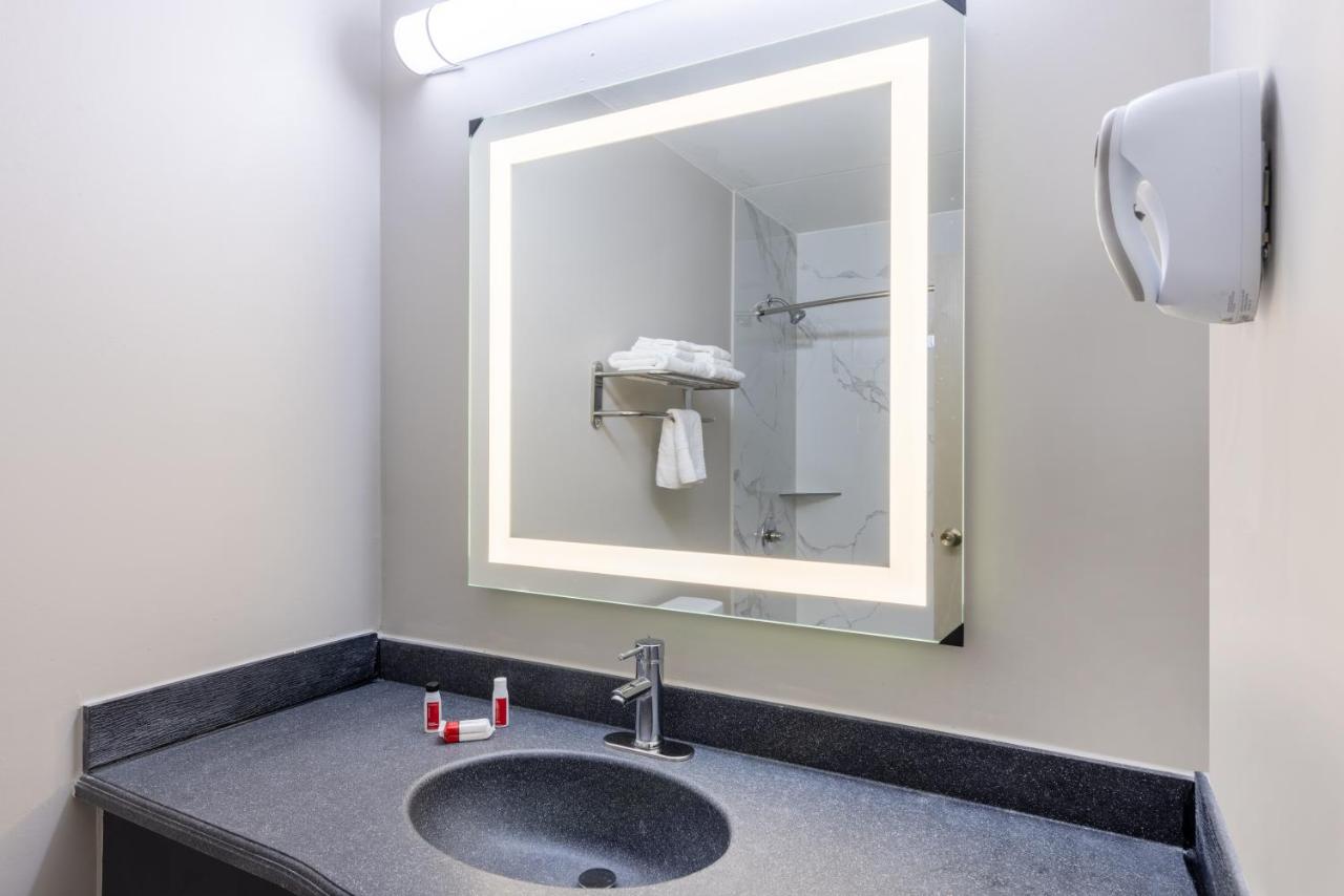  | Days Inn & Suites by Wyndham Fort Bragg/Cross Creek Mall