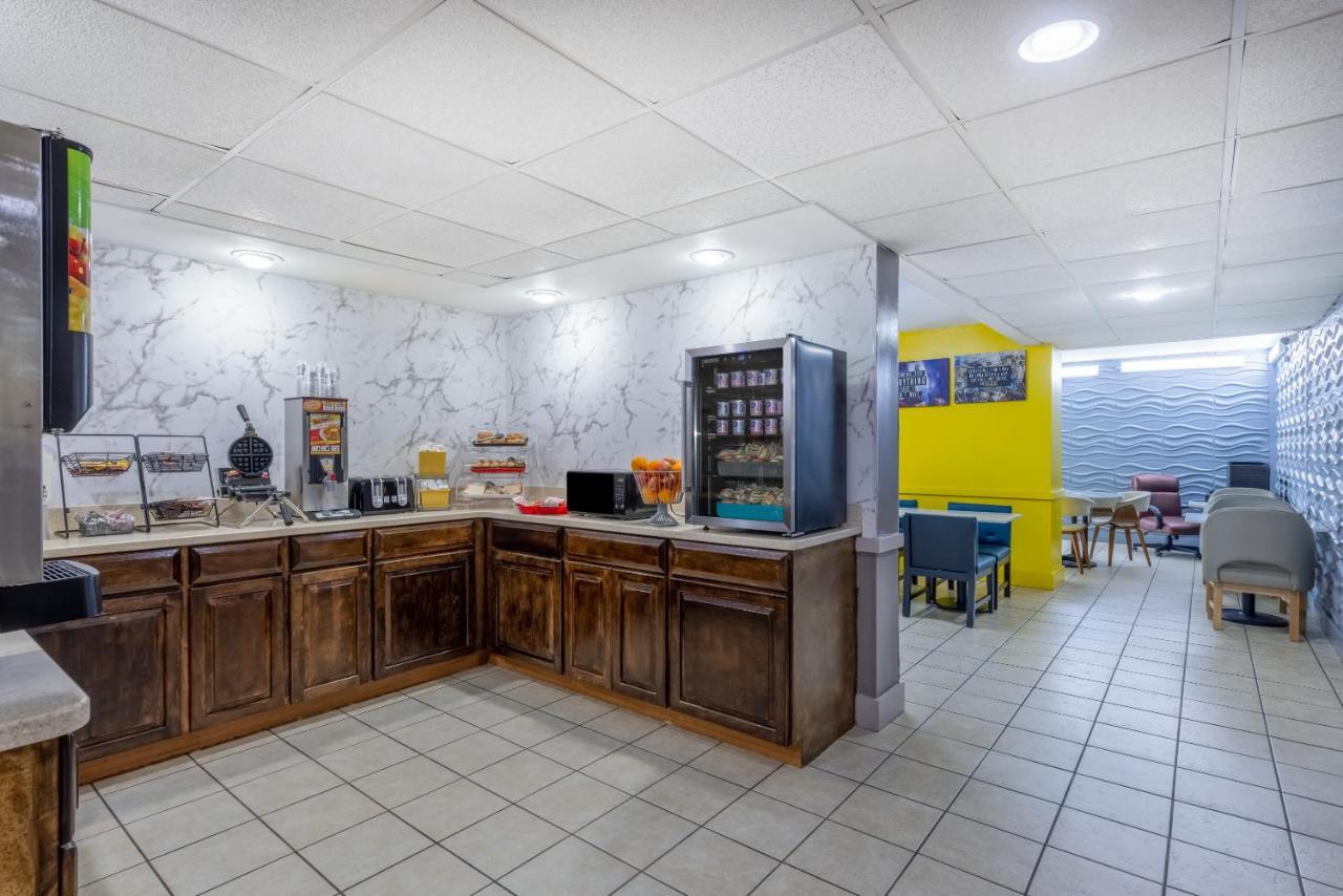  | Days Inn & Suites by Wyndham Fort Bragg/Cross Creek Mall