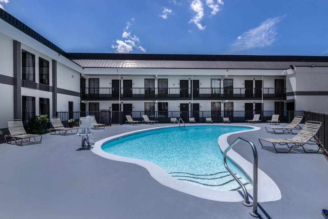  | Days Inn & Suites by Wyndham Fort Bragg/Cross Creek Mall