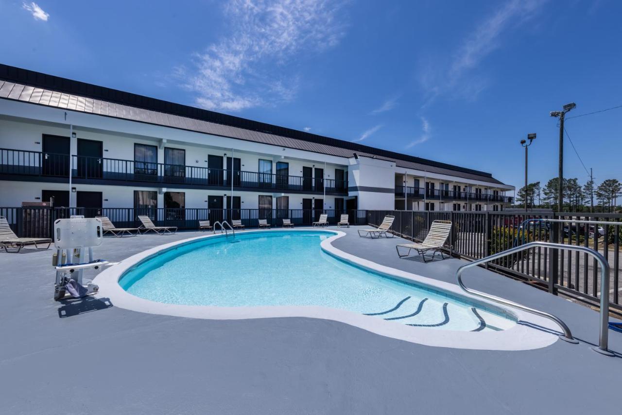  | Days Inn & Suites by Wyndham Fort Bragg/Cross Creek Mall