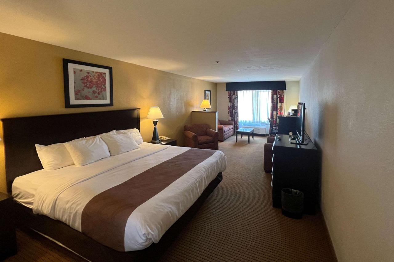 King Suite - Non-Smoking at Quality Inn & Suites Farmington
