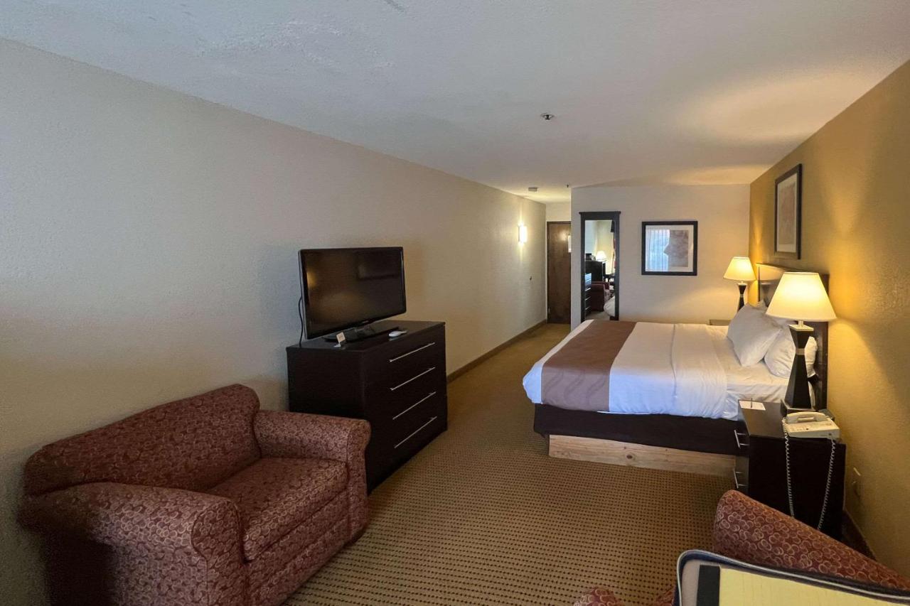 King Suite - Non-Smoking at Quality Inn & Suites Farmington