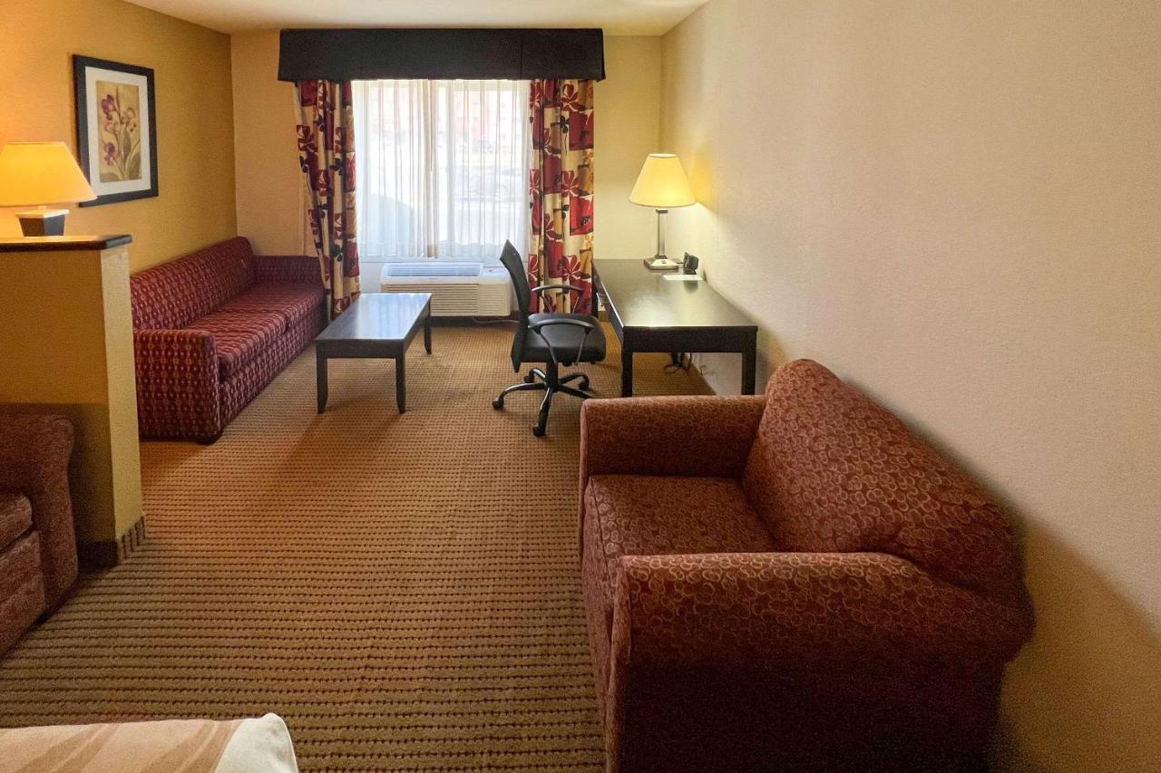 King Suite - Non-Smoking at Quality Inn & Suites Farmington