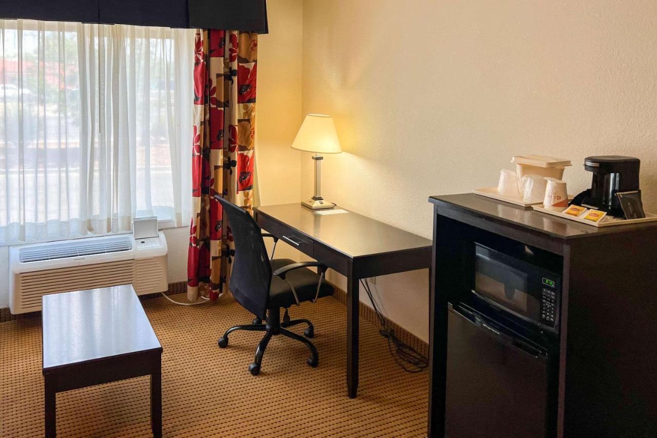 King Suite - Non-Smoking at Quality Inn & Suites Farmington