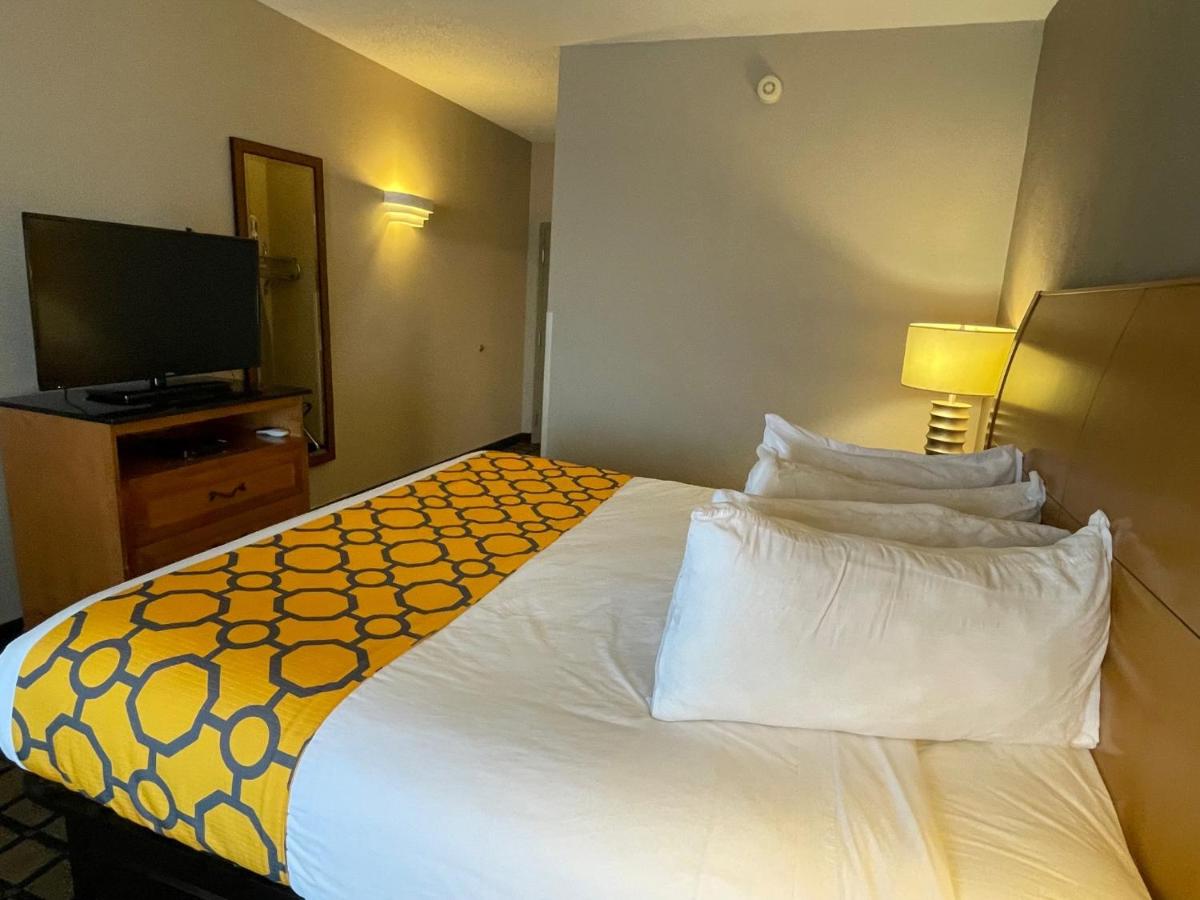 King Room - Non-Smoking at Baymont by Wyndham West Plains